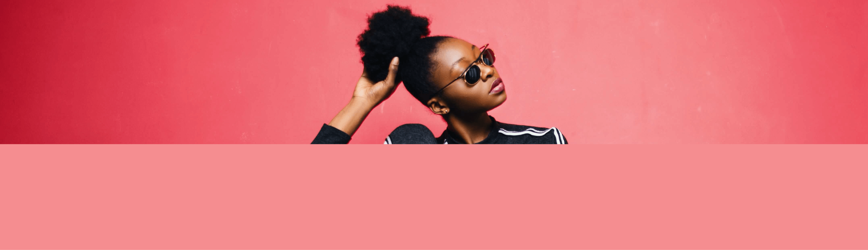 modelo com camisa preta e oculos escuro