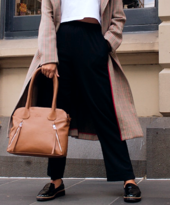 Bolsa camel em couro sintético de alta duração. Ideal para acompanhar você por uma vida!