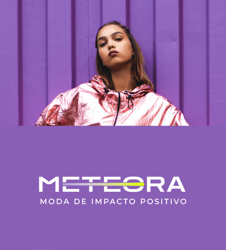modelo com camisa rosa