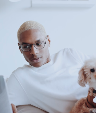 Armação metálica em grafite com lentes arredondadas. Sem erro!